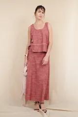 Falda larga de lino a cuadros grises y blancos, con corte al bies y cintura alta.