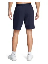 Short deportivo Under Armour Woven 8in, color azul con logo en la pierna izquierda y cintura elástica con cordón ajustable. Confeccionado con tejido ligero y transpirable de secado rápido.