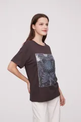 Remera de algodón holgada con estampado colorido en el frente y cuello redondo.