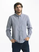 Camisa de hombre a cuadros azules y blancos, de manga larga con cuello abotonado y bolsillo en el pecho.