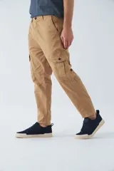 Pantalón cargo slim fit color gris oscuro, con cierre de botón y cremallera, trabillas para cinturón y bolsillos cargo con botones.