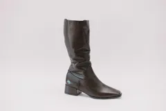 Bota de caña alta de cuero color rojo, con cierre lateral y taco cuadrado de 4 cm.