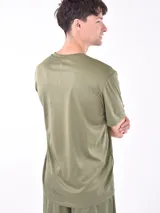 Remera verde militar de poliéster con cuello redondo y mangas cortas. Ideal para actividades deportivas.