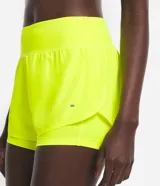 Bermuda deportiva de microfibra color blanco, corte runner con cintura elástica y forro interno.