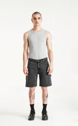 Bermuda de denim color gris oscuro con efecto desgastado, corte oversize estilo carpintero y bolsillo lateral.