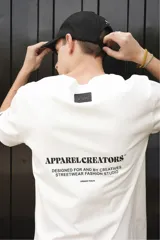 Remera blanca de algodón con estampado en la espalda con la frase "Follow the Waves" y dibujos de conchas marinas en color celeste.