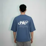 Remera azul de algodón, corte oversize, con cuello redondo y mangas cortas. Estampado en la espalda con el logo "HC" y la leyenda "Venefo Culture | Copyright 2022".