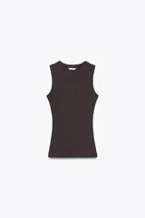 Musculosa negra de algodón con cuello redondo y corte ajustado.