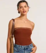 Body marrón de rib sin breteles con detalle contrastante en el escote.