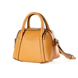 Cartera chica color habano, con correa regulable y asas fijas. Tiene un compartimento principal con cierre, un bolsillo interno con cierre y otro abierto.