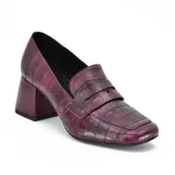 Mocasines negros con textura croco, capellada sintética, punta cuadrada y tacón bajo.