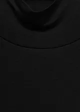 Camiseta negra de cuello alto, manga larga y corte ajustado.