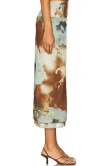 Falda midi de mesh con estampado floral en tonos marrones, verdes y celestes.