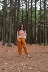 Pantalón tipo babucha color naranja, con cintura y puños elastizados, bolsillos delanteros y confeccionado en algodón.