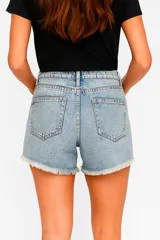 Short de jean negro con roturas y calce alto.
