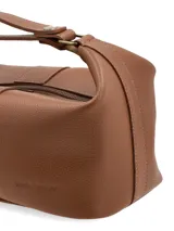 Neceser marrón con textura de piel de cocodrilo, cierre superior con cremallera y correa de mano lateral.