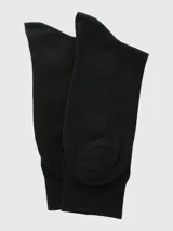 Calcetines negros de vestir con logo de la marca Hush Puppies en el lateral.