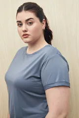 Remera deportiva negra de manga corta, corte ajustado y tejido elástico.