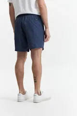 Short de baño estampado con cintura elástica, cordón ajustable, dos bolsillos laterales y uno trasero. Confeccionado en tela ligera de secado rápido y logo bordado.