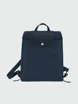 Mochila Longchamp modelo Le Pliage Green, color azul marino, con solapa de cuero texturizado y logo de la marca en relieve.