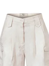 Short estilo bermuda de tiro alto color verde, confeccionado en lino orgánico, con pinzas y amplios bolsillos laterales.