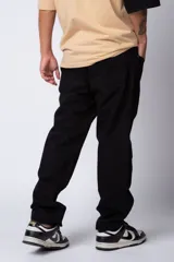 Pantalón color verde oliva de gabardina, corte recto y tiro medio.