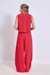 Pantalón ancho de tiro alto color rojo, con pliegues verticales en la parte superior y caída fluida.