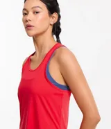 Musculosa deportiva roja de microfibra con perforaciones y espalda estilo nadador.