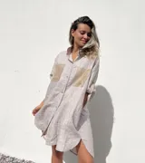 Camisola color beige a rayas verticales finas, confeccionada en lino 100% con bolsillos de gamuza color beige.