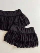 Shorts negros con cintura elástica y volados de tul.