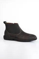 Bota corta de cuero negro con cierre lateral y tirador trasero.