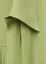 Camisa verde manzana de gasa con lazo en el cuello, corte recto y diseño oversize.