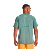Remera Under Armour de hombre color verde agua, de corte clásico y mangas cortas. Presenta el logo de la marca reflectante en el pecho.