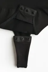 Body modelador colaless con efecto push-up, breteles ajustables, copas acolchadas y refuerzo interior con botones a presión ocultos.