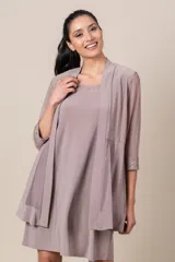 Conjunto de vestido corto color beige con bordado dorado en el escote y túnica de tul combinada.