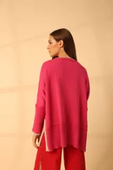 Sweater fucsia de tejido de punto con mangas largas y cuello redondo.