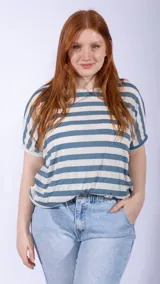 Remera de mangas cortas con rayas horizontales azules y blancas, corte holgado y cuello redondo.