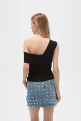 Top negro de poliéster, al cuerpo y con cuello asimétrico.