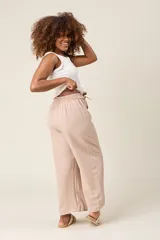 Pantalón palazzo color verde oliva, de tiro alto, con cintura elastizada y lazo ajustable.