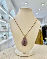 Collar con cadena dorada y dije de piedra natural amatista en forma de gota.