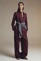 Pantalón palazzo color ladrillo confeccionado en lino 100%. Tiro medio, cintura ajustable con cordones, bolsillos laterales ocultos en costura y pierna ancha.