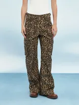 Pantalón cargo de corte recto con estampado animal print en tonos marrones.