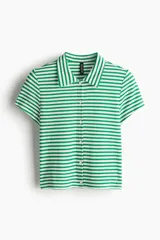 Camisa de manga corta en punto acanalado con rayas horizontales verdes y blancas, cuello clásico y botonadura frontal.