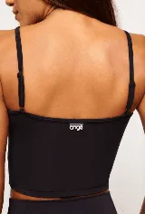 Top deportivo negro tipo musculosa con tirantes finos.