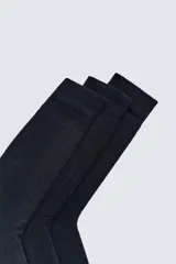 Pack de tres pares de calcetines negros tejidos en hilatura con algodón y acabado en rib elástico.