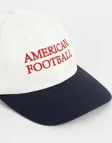 Gorra de béisbol azul marino con bordado frontal de la frase "American Football" en color blanco.