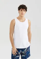 Musculosa ajustada de hombre, color beige, con tejido acanalado (ribbed).