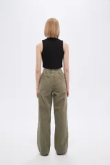 Pantalón de algodón color beige, de corte recto y tiro medio, con bolsillos laterales y cintura con cordón ajustable.