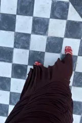 Falda larga marrón con base de microtul, frunces y largo godet.