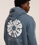 Hoodie azul con efecto lavado, confeccionado en algodón con felpa. Tiene capucha con cordón ajustable, bolsillo canguro y puños y ruedo acanalados. Estampa circular con lettering en el pecho y lettering en la espalda.